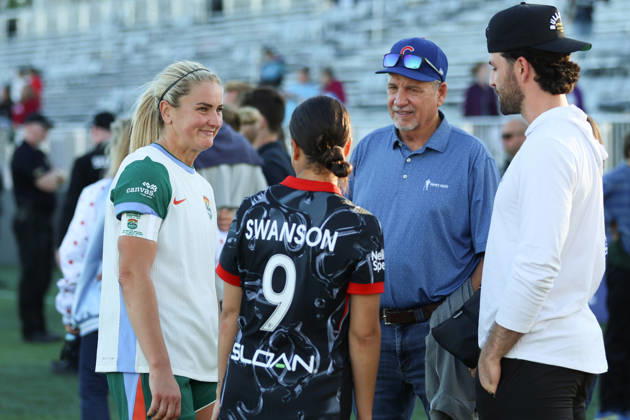 EVANSTON, USA - October 4: Lindsey Heaps (10 Denver Summit FC) speaks with Mallory Swanson (9 Chicago Stars FC) and her family after the game between the Chicago Stars FC and Denver Summit FC at Northwestern Medicine Field at Martin Stadium on Sunday, October 4 in Evanston, USA Copyright: xShainaxBenhiyoun SPPx Sportspressphoto_SPR246039