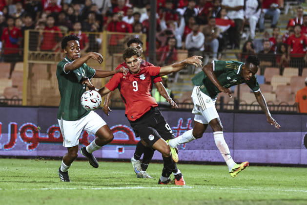 Cairo Egypt South Africa Match Egyptian forward Hamza Abdelkarim challenges for the ball against South African defenders at Cairo International Stadium in Cairo, Egypt on October 4, 2026. The International Friendly, Länderspiel, Nationalmannschaft match serves as preparation for both national teams ahead of upcoming regional and continental football competitions. Cairo Cairo Egypt Copyright: xMostafaxElxShahatx
