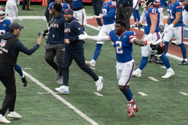 October 4, 2026, East Rutherford, New Jersey, USA: NY Giants cornerback DEONTE BANKS celebrates his interception and runback for a touchdown to give the NY Giants the win at the end of the 4th quarter as the New York Giants defeat the Arizona Cardinals 36-24 at MetLife Stadium on October 4, 2026 in East Rutherford, New Jersey. East Rutherford USA - ZUMAb148 20261004_zap_b148_014 Copyright: xBryanxSmithx