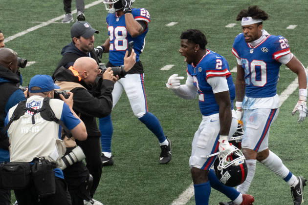 October 4, 2026, East Rutherford, New Jersey, USA: NY Giants cornerback DEONTE BANKS is surrounded by media as he celebrates his interception and runback for a touchdown to give the NY Giants the win at the end of the 4th quarter as the New York Giants defeat the Arizona Cardinals 36-24 at MetLife Stadium on October 4, 2026 in East Rutherford, New Jersey. East Rutherford USA - ZUMAb148 20261004_zap_b148_016 Copyright: xBryanxSmithx