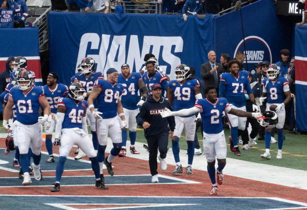 October 4, 2026, East Rutherford, New Jersey, USA: NY Giants cornerback DEONTE BANKS is surrounded by teammates as he celebrates his interception and runback for a touchdown to give the NY Giants the win at the end of the 4th quarter as the New York Giants defeat the Arizona Cardinals 36-24 at MetLife Stadium on October 4, 2026 in East Rutherford, New Jersey. East Rutherford USA - ZUMAb148 20261004_zap_b148_018 Copyright: xBryanxSmithx