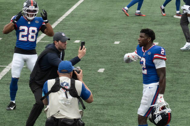 October 4, 2026, East Rutherford, New Jersey, USA: NY Giants cornerback DEONTE BANKS is surrounded by media as he celebrates his interception and runback for a touchdown to give the NY Giants the win at the end of the 4th quarter as the New York Giants defeat the Arizona Cardinals 36-24 at MetLife Stadium on October 4, 2026 in East Rutherford, New Jersey. East Rutherford USA - ZUMAb148 20261004_zap_b148_017 Copyright: xBryanxSmithx