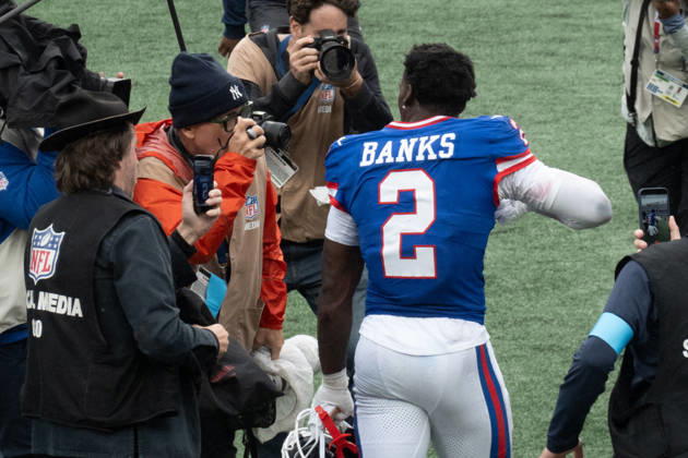 October 4, 2026, East Rutherford, New Jersey, USA: NY Giants cornerback DEONTE BANKS is surrounded by media as he celebrates his interception and runback for a touchdown to give the NY Giants the win at the end of the 4th quarter as the New York Giants defeat the Arizona Cardinals 36-24 at MetLife Stadium on October 4, 2026 in East Rutherford, New Jersey. East Rutherford USA - ZUMAb148 20261004_zap_b148_020 Copyright: xBryanxSmithx