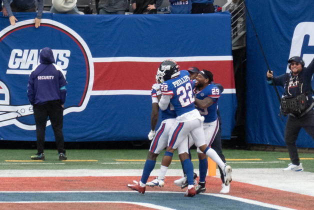 October 4, 2026, East Rutherford, New Jersey, USA: NY Giants cornerback DEONTE BANKS is surrounded by teammates as he celebrates his interception and runback for a touchdown to give the NY Giants the win at the end of the 4th quarter as the New York Giants defeat the Arizona Cardinals 36-24 at MetLife Stadium on October 4, 2026 in East Rutherford, New Jersey. East Rutherford USA - ZUMAb148 20261004_zap_b148_021 Copyright: xBryanxSmithx