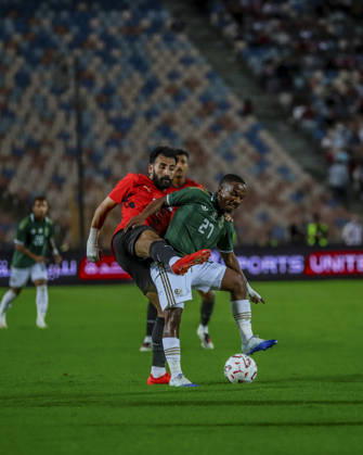 Cairo Egypt South Africa Match Egyptian forward Mohanad Lasheen competes for possession against a South African defender during a match at Cairo International Stadium in Cairo, Egypt on October 4, 2026. The International Friendly, Länderspiel, Nationalmannschaft match serves as preparation for both national teams ahead of upcoming regional and continental football competitions. Cairo Cairo Egypt Copyright: xRahmaxAbdelazizx