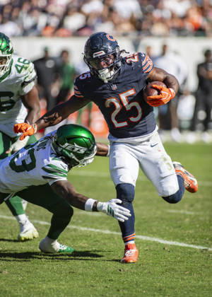 October 4, 2026: Chicago Bears Kyle Monangai (25) is chased by New York Jets D Angelo Ponds (23) during the NFL, American Football Herren, USA game in Chicago, IL. CSM Chicago United States of America - ZUMAc04_ 20261004_zma_c04_209 Copyright: xMikexWulfx