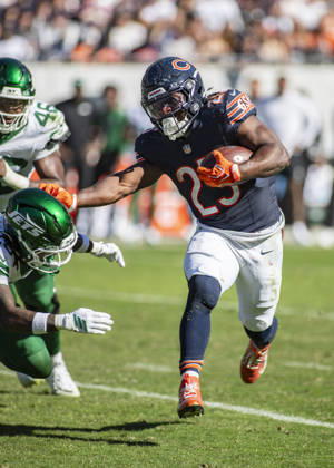 October 4, 2026: Chicago Bears Kyle Monangai (25) is chased by New York Jets D Angelo Ponds (23) during the NFL, American Football Herren, USA game in Chicago, IL. CSM Chicago United States of America - ZUMAc04_ 20261004_zma_c04_210 Copyright: xMikexWulfx