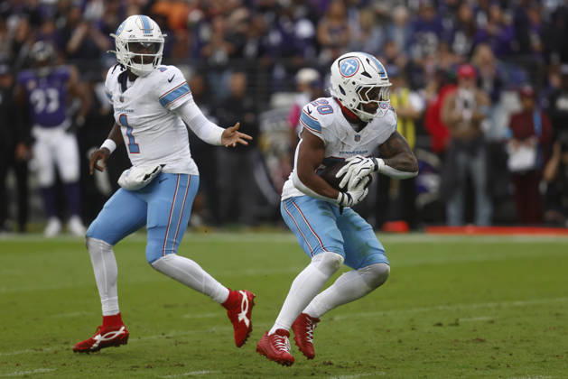 Tennessee Titans running back Tony Pollard (20) takes the hand off from quarterback Cam Ward (1) during an NFL, American Football Herren, USA game against the Baltimore Ravens on Oct 4, 2026; Baltimore, MD, USA; at M&T Bank Stadium. Baltimore won 24-18. Mandatory Credit: -Cal Media Baltimore USA - ZUMAc04_ 20261004_zma_c04_228 Copyright: xMikexBuscherx