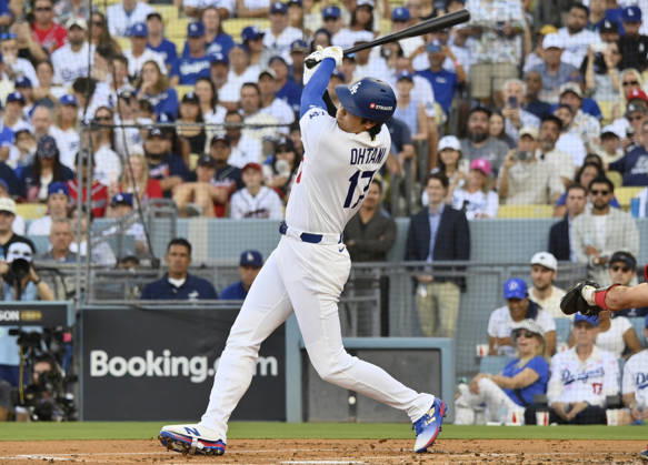 Los Angeles Dodgers two-way player Shohei Ohtani (17) strikes out against the Atlanta Braves in the first inning in an MLB, Baseball Herren, USA National League Division Series game at Dodger Stadium in Los Angeles, California, on Sunday, October 4, 2026. LAP20261004704 JIMxRUYMEN