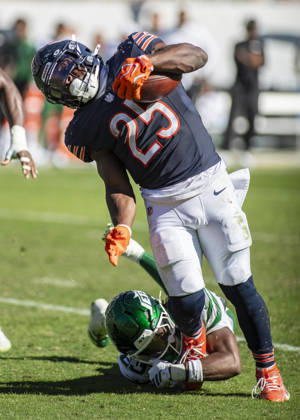October 4, 2026: Chicago Bears Kyle Monangai (25) is chased by New York Jets D Angelo Ponds (23) during the NFL, American Football Herren, USA game in Chicago, IL. CSM Chicago United States of America - ZUMAc04_ 20261004_zma_c04_234 Copyright: xMikexWulfx