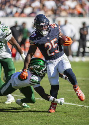October 4, 2026: Chicago Bears Kyle Monangai (25) is chased by New York Jets D Angelo Ponds (23) during the NFL, American Football Herren, USA game in Chicago, IL. CSM Chicago United States of America - ZUMAc04_ 20261004_zma_c04_236 Copyright: xMikexWulfx