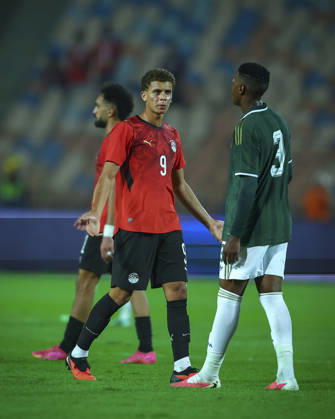 Egypt v South Africa - International Friendly, Länderspiel, Nationalmannschaft Hamza Abdel Karim and Khulumani Ndamane during the international friendly match between Egypt and South Africa at Cairo International Stadium, Cairo, Egypt Cairo Cairo EGYPT Copyright: xMohamedxTageldinx