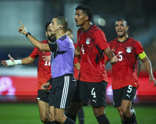 Egypt v South Africa - International Friendly, Länderspiel, Nationalmannschaft The match official Nabil Boukhalfa surrounded by Egypt players during the international friendly match between Egypt and South Africa at Cairo International Stadium, Cairo, Egypt Cairo Cairo EGYPT Copyright: xMohamedxTageldinx