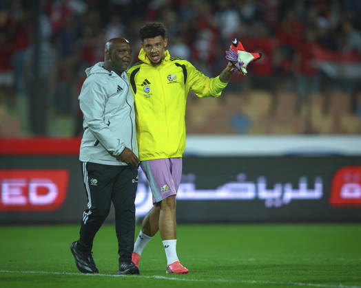 Egypt v South Africa - International Friendly, Länderspiel, Nationalmannschaft Pitso Mosimane and Ronwen Williams during the international friendly match between Egypt and South Africa at Cairo International Stadium, Cairo, Egypt Cairo Cairo EGYPT Copyright: xMohamedxTageldinx