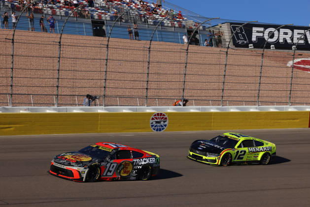 LAS VEGAS, CA - OCTOBER 04: Chase Briscoe ( 19 Joe Gibbs Racing Bass Pro Shops Toyota) leads Ryan Blaney ( 12 Team Penske Menards Duracell Ford) during the South Point 400 NASCAR, Motorsport, USA Cup Series Chase playoff race on October 4, 2026 at Las Vegas Motor Speedway in Las Vegas, NV. (Photo by Marc Sanchez LVMS Icon Sportswire) AUTO: OCT 04 NASCAR Cup Series Playoffs South Point 400 EDITORIAL USE ONLY Icon14426100425710