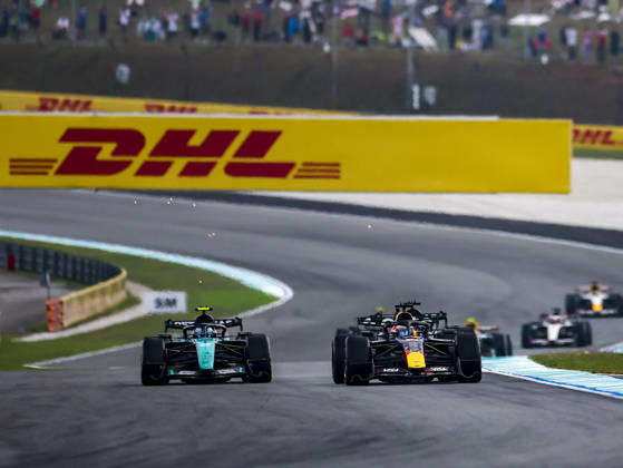 KUALA LUMPUR, MALAYSIA - OCTOBER 04: Max Verstappen of the Netherlands driving the (3) Oracle Red Bull Racing RB22 and Andrea Kimi Antonelli of Italy driving the (12) Mercedes AMG PETRONAS F1 Team F1 W17 during the race of the FIA Formula 1 Grand Prix of Bahrain in Malaysia at the Sepang Circuit on October 04, 2026 in Kuala Lumpur, Malaysia. (Photo by Qian Jun SPP-Paddocker) Copyright: xQianxJun SPP-Paddockerx Sportspressphoto_SPR246548