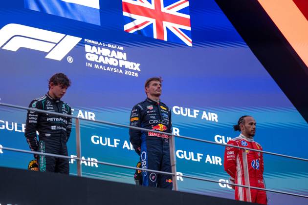 F1 2026: (Podium) Bahrain Grand Prix in Malaysia, Kuala Lumpur 04 Oct 2026 Andrea Kimi Antonelli (ITA) (Mercedes-AMG Petronas F1 Team), Max Verstappen (NLD) (Oracle Red Bull Racing) and Lewis Hamilton (GBR) (Scuderia Ferrari HP) on the podium after the race of the Formula 1 Bahrain Grand Prix In Malaysia 2026 at the Sepang International Circuit. Kuala Lumpur Malaysia Copyright: xLucaxMartinix xSOPAxImagesx Luca-Martini-1456206