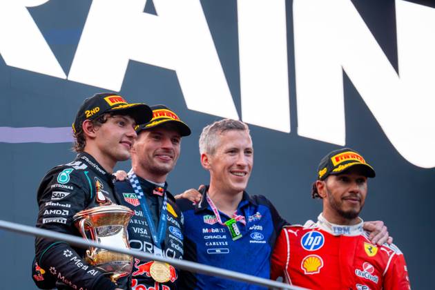 F1 2026: (Podium) Bahrain Grand Prix in Malaysia, Kuala Lumpur 04 Oct 2026 Andrea Kimi Antonelli (ITA) (Mercedes-AMG Petronas F1 Team), Max Verstappen (NLD) (Oracle Red Bull Racing) and Lewis Hamilton (GBR) (Scuderia Ferrari HP) on the podium after the race of the Formula 1 Bahrain Grand Prix In Malaysia 2026 at the Sepang International Circuit. Kuala Lumpur Malaysia Copyright: xLucaxMartinix xSOPAxImagesx Luca-Martini-1456213