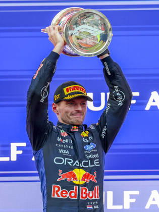 KUALA LUMPUR, MALAYSIA - OCTOBER 04: Max Verstappen of the Netherlands and Oracle Red Bull Racing celebrates on the podium with trophy after winning after the race of the FIA Formula 1 Grand Prix of Bahrain in Malaysia at the Sepang Circuit on October 04, 2026 in Kuala Lumpur, Malaysia. (Photo by Qian Jun SPP-Paddocker) Copyright: xQianxJun SPP-Paddockerx Sportspressphoto_SPR246574