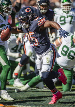 October 4, 2026: Chicago Bears Kyle Monangai (25) celebrates a touchdown during the NFL, American Football Herren, USA game against the New York Jets in Chicago, IL. CSM Chicago United States of America - ZUMAc04_ 20261004_zma_c04_274 Copyright: xMikexWulfx