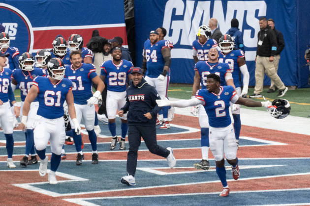 October 4, 2026, East Rutherford, New Jersey, USA: NY Giants cornerback DEONTE BANKS is surrounded by teammates as he celebrates his interception and runback for a touchdown to give the NY Giants the win at the end of the 4th quarter as the New York Giants defeat the Arizona Cardinals 36-24 at MetLife Stadium in East Rutherford. NFL, American Football Herren, USA 2026: Giants 36:24 Cardinals - ZUMAb148 20261004_zap_b148_012 Copyright: xBryanxSmithx