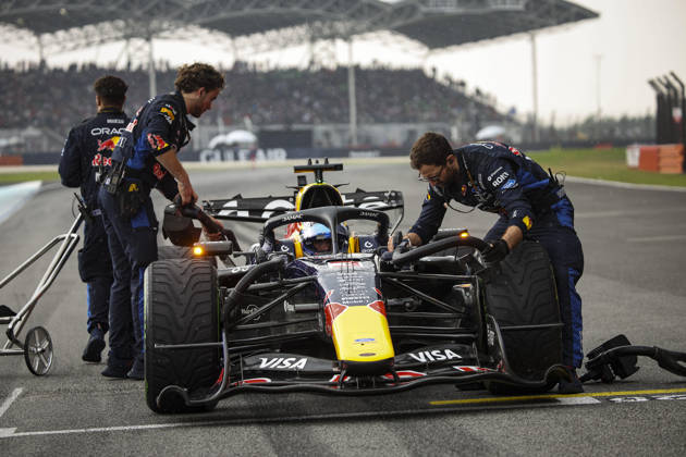 F1 - BAHRAIN GRAND PRIX IN MALAYSIA 2026 03 VERSTAPPEN Max (nld), Red Bull Racing Ford RB22, action starting grid mechanic, mecanicien, mechanics rain, during the 2026 Formula 1 Bahrain Grand Prix in Malaysia, 16th round of the 2026 Formula One World Championship, WM, Weltmeisterschaft from October 2 to 4, 2026 on the Sepang International Circuit, in Sepang, Malaysia - SepangMalaysia Copyright: xXavixBonillax