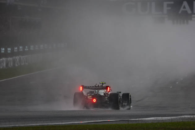 F1 - BAHRAIN GRAND PRIX IN MALAYSIA 2026 14 ALONSO Fernando (spa), Aston Martin F1 Team AMR26, action rain, pluie, during the 2026 Formula 1 Bahrain Grand Prix in Malaysia, 16th round of the 2026 Formula One World Championship, WM, Weltmeisterschaft from October 2 to 4, 2026 on the Sepang International Circuit, in Sepang, Malaysia - SepangMalaysia Copyright: xXavixBonillax