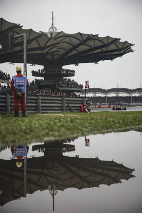F1 - BAHRAIN GRAND PRIX IN MALAYSIA 2026 marshall, commissaire de piste, marshal, marshalls, marshals atmosphere rain, pluie, during the 2026 Formula 1 Bahrain Grand Prix in Malaysia, 16th round of the 2026 Formula One World Championship, WM, Weltmeisterschaft from October 2 to 4, 2026 on the Sepang International Circuit, in Sepang, Malaysia - SepangMalaysia  Copyright: xXavixBonillax