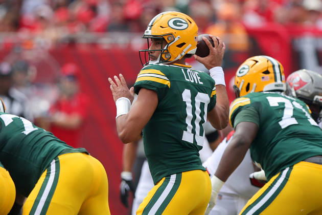 TAMPA, FL - OCTOBER 04: Green Bay Packers Quarterback Jordan Love (10) throws a pass during the regular season game between the Green Bay Packers and the Tampa Bay Buccaneers on October 04, 2026 at Raymond James Stadium in Tampa, Florida.(Photo by Cliff Welch Icon Sportswire) NFL, American Football Herren, USA OCT 04 Packers at Buccaneers EDITORIAL USE ONLY Icon357261004013