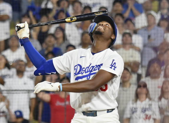 Los Angeles Dodgers Josue De Paula (95) watches his ball as he pops up for the final out in the ninth inning against the Atlanta Braves in an MLB, Baseball Herren, USA National League Division Series game at Dodger Stadium in Los Angeles, California, on Sunday, October 4, 2026. The Braves defeated the Dodgers 3-2 to tie the best-of-five series at 1-1. LAP20261004729 JIMxRUYMEN