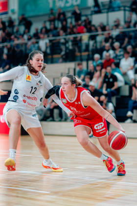 BB 1BL Halfit Lions TK Hannover Luchse U23 in a matchup against Rowena Jongeling TK Hannover Luchse during the 2026–2027 season in the DBBL Toyota Women s Basketball Bundesliga between the Halfit Lions and TK Hannover Luchse at the SWH Arena on October 4, 2026 in Halle (Saale), Saxony-Anhalt, Germany