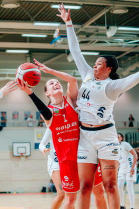 BB 1BL Halfit Lions vs. TK Hannover Luchse: Lee Volker of the Halfit Lions goes head-to-head with Alyssa Brown of the TK Hannover Luchse during the 2026–2027 season of the DBBL Toyota Women s Basketball Bundesliga in a game between the Halfit Lions and the TK Hannover Luchse at the SWH Arena on October 4, 2026 in Halle (Saale), Saxony-Anhalt, Germany