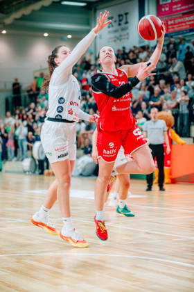 BB 1BL Halfit Lions vs. TK Hannover Luchse: Jordan King of the Halfit Lions faces off against Rowena Jongeling of the TK Hannover Luchse during the 2026–2027 season of the DBBL Toyota Women s Basketball Bundesliga in a game between the Halfit Lions and the TK Hannover Luchse at the SWH Arena on October 4, 2026 in Halle (Saale), Saxony-Anhalt, Germany