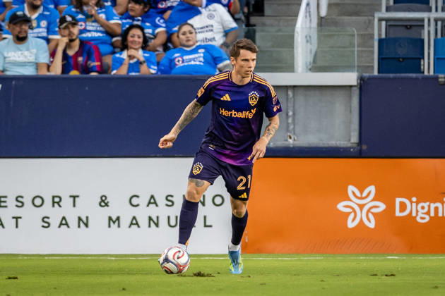 Los Angeles Galaxy v Cruz Azul Frindly Match Tucker Lepley 21of Los Angeles Galaxy controls the ball during the friendly football match between Los Angeles Galaxy and Cruz Azul at Dignity Health Park. on October 4, 2026 in Carson, California. (Photo by Arturo Cordero Eyepix Group) Copyright: xArturoxCordero xEyepixxGroupx AC_04102026_198233