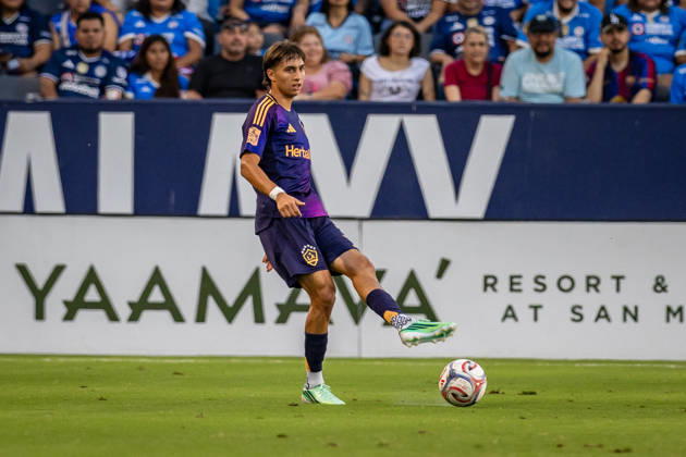 Los Angeles Galaxy v Cruz Azul Frindly Match Julian Aude 3 of Los Angeles Galaxy passes the ball during the friendly football match between Los Angeles Galaxy and Cruz Azul at Dignity Health Park. on October 4, 2026 in Carson, California. (Photo by Arturo Cordero Eyepix Group) Copyright: xArturoxCordero xEyepixxGroupx AC_04102026_198235