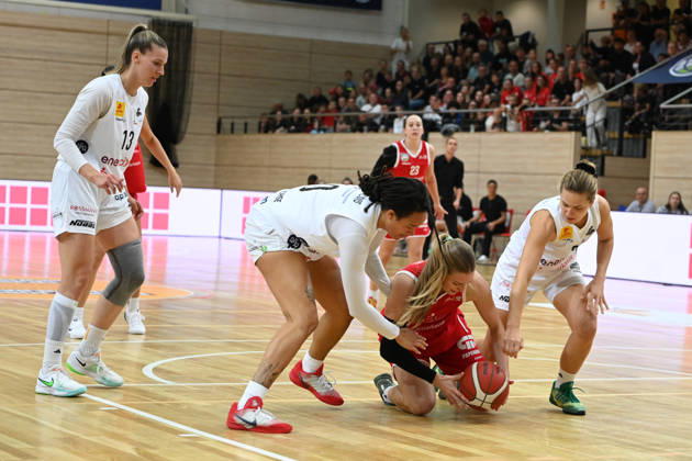 Toyota DBBL 2026–2027 HalFit Lions vs. TK Hannover, Halle an der Saale, Germany, October 4, 2026. Pictured from left, in a one-on-one matchup: Meret Kleine Beek (Hannover) and Nora Francois (Hannover), Lee Volker (Halle) and Lovisa Hjern (Hannover) in Halle an der Saale, swh Arena, Saxony-Anhalt, Germany