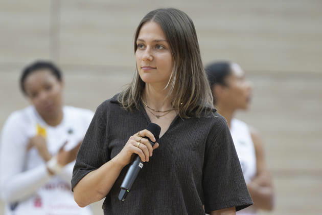 Toyota DBBL 2026–2027 HalFit Lions vs. TK Hannover, Halle-Saale, Germany, October 4, 2026. Pictured: Laura Schinkel is being honored as she retires. Halle-Saale, swh Arena, Saxony-Anhalt, Germany