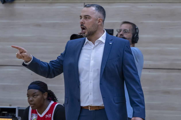 Toyota DBBL 2026 2027 HalFit Lions vs. TK Hannover, Halle an der Saale, Germany, October 4, 2026. Pictured: Coach Timur Topal in Halle, gesturing, Halle an der Saale, swh Arena, Saxony-Anhalt, Germany