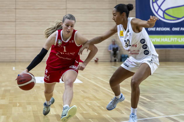 Toyota DBBL 2026–2027: HalFit Lions vs. TK Hannover Halle Saale, Germany, October 4, 2026. Pictured, from left, in a one-on-one battle: Lee Volker (Halle) and Lia Kentzler (Hannover Halle Saale) at the swh Arena in Saxony-Anhalt, Germany