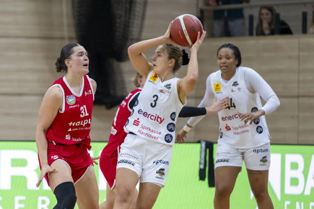 Toyota DBBL 2026–2027 HalFit Lions vs. TK Hannover Halle Saale, Germany, October 4, 2026. Pictured, from left: Paula Wenemoser (Halle) and Lovisa Hjern (Hannover Halle Saale), swh Arena, Saxony-Anhalt, Germany