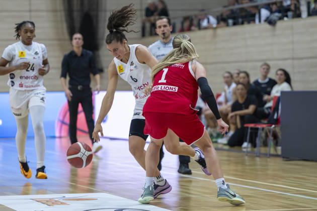 Toyota DBBL 2026–2027 HalFit Lions vs. TK Hannover Halle Saale, Germany, October 4, 2026. Pictured, from left: Theresa Simon (Hannover) and Lee Volker (Halle Saale), swh Arena, Saxony-Anhalt, Germany