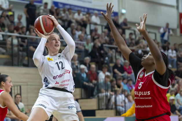 Toyota DBBL 2026–2027: HalFit Lions vs. TK Hannover, Halle-Saale, Germany, October 4, 2026. Pictured, from left: Rowena Jongeling (Hannover) and Khalis Cain (Halle-Saale), swh Arena, Saxony-Anhalt, Germany