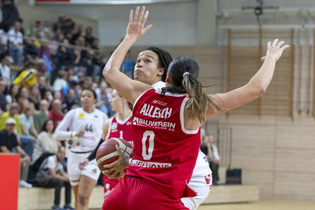 Toyota DBBL 2026–2027: HalFit Lions vs. TK Hannover, Halle an der Saale, Germany, October 4, 2026. Pictured, from left: Nora Francois (Hannover) and Alexia Allesch (Halle an der Saale), swh Arena, Saxony-Anhalt, Germany