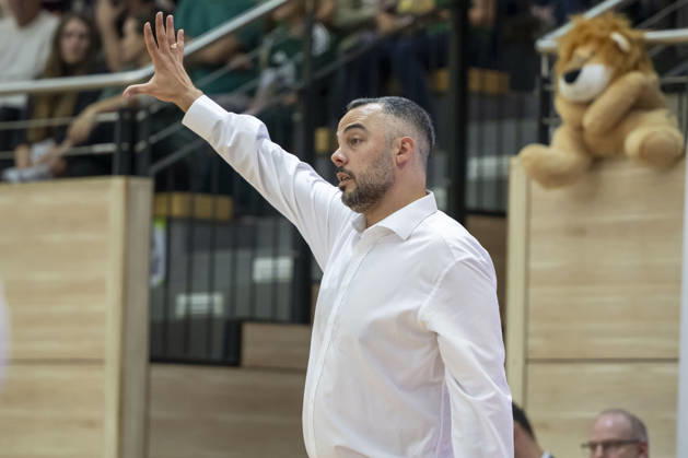 Toyota DBBL 2026 2027 HalFit Lions vs. TK Hannover, Halle an der Saale, Germany, October 4, 2026. Pictured: Coach Timur Topal in Halle, gesturing, Halle an der Saale, swh Arena, Saxony-Anhalt, Germany