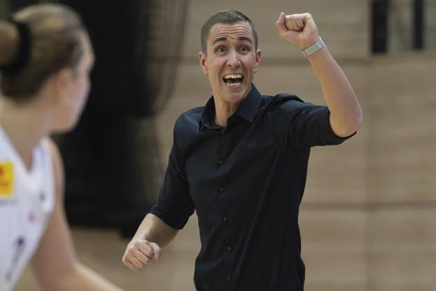 Toyota DBBL 2026–2027 HalFit Lions vs. TK Hannover, Halle an der Saale, Germany, October 4, 2026. Pictured: Coach Jesper Sundberg of Hannover gesturing, Halle an der Saale, swh Arena, Saxony-Anhalt, Germany