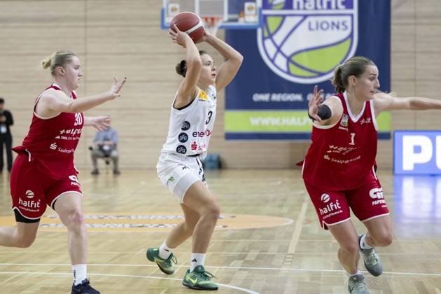 Toyota DBBL 2026–2027 HalFit Lions vs. TK Hannover, Halle an der Saale, Germany, October 4, 2026. Pictured, from left: Estere Petrus (Halle), Lovisa Hjern (Hannover), and Lee Volker (Halle an der Saale), at the swh Arena in Saxony-Anhalt, Germany