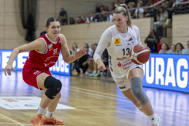 Toyota DBBL 2026–2027 HalFit Lions vs. TK Hannover Halle Saale, Germany, October 4, 2026. Pictured, from left: Paula Wenemoser (Halle) and Meret Kleine Beek (Hannover Halle Saale), swh Arena, Saxony-Anhalt, Germany