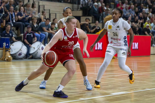 Toyota DBBL 2026–2027: HalFit Lions vs. TK Hannover Halle Saale, Germany, October 4, 2026. Pictured from left to right in a matchup: Estere Petrus (Halle), Lia Kentzler (Hannover), and Prencis Harden (Hannover). Halle Saale, swh Arena, Saxony-Anhalt, Germany