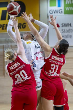 Toyota DBBL 2026–2027: HalFit Lions vs. TK Hannover, Halle an der Saale, Germany, October 4, 2026. Pictured from left, in a one-on-one battle: Estere Petrus (Halle), Alyssa Brown (Hannover), and Paula Wenemoser (Halle an der Saale), at the swh Arena in Saxony-Anhalt, Germany.