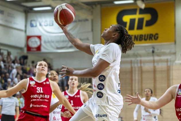 Toyota DBBL 2026–2027 HalFit Lions vs. TK Hannover Halle Saale, Germany, October 4, 2026. Pictured from left: Paula Wenemoser (Halle) and Prencis Harden (Hannover Halle Saale), swh Arena, Saxony-Anhalt, Germany